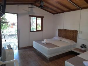 1 dormitorio con cama y ventana en Finca Hotel La Estancia, en Santa Fe de Antioquia