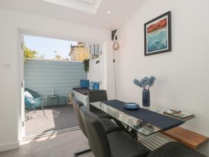 een eetkamer met een tafel en stoelen bij Mollys Cottage in Dorchester
