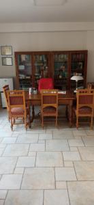 - une salle à manger avec une table et des chaises en bois dans l'établissement Casetta bianca, à Casarano