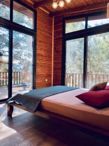 Posteľ alebo postele v izbe v ubytovaní Panurla Ormanın İçinde, yüzme havuz&sauna