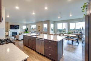 een grote keuken en een woonkamer met een tafel en stoelen bij Bremerton Vacation Rental with Grill and Fire Pit in Bremerton