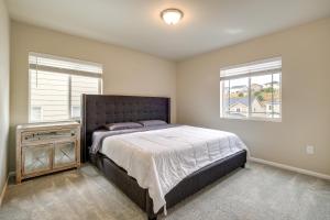 1 dormitorio con 1 cama, mesita de noche y 2 ventanas en Bremerton Vacation Rental with Grill and Fire Pit, en Bremerton