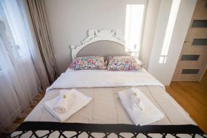 een slaapkamer met een bed met handdoeken erop bij Apartment Kutaisi 248 in Koetaisi