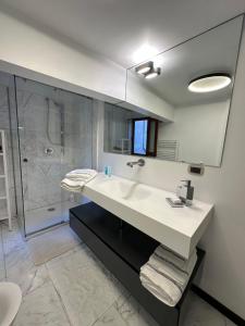A bathroom at Elegante appartamento Borgo San Jacopo