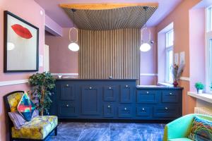 a room with blue cabinets and pink walls at City Hotell Avenyn in Gothenburg