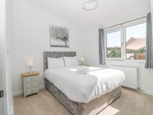 Un dormitorio con una cama grande y una ventana en Lodge 14 - The Tay Family en Perth