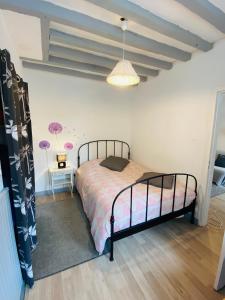 Giường trong phòng chung tại Maison centre village Soligny la Trappe proche Mortagne au perche - Sanateflo - +34 ảnh