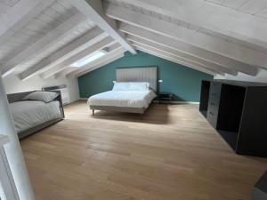 ein Schlafzimmer mit einem Bett und einem Sofa in einem Zimmer in der Unterkunft La Casa Incartata in Toscolano-Maderno
