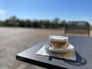 una taza de café sobre una mesa en Corte Monfardina, en Adria