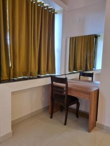 uma mesa de jantar com uma cadeira e um espelho em Cinnamon House em Pune