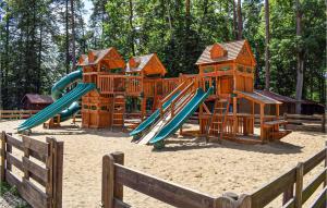 un parque infantil con un tobogán en la arena en Awesome Home In Ruciane - Nida With Kitchen, en Ruciane-Nida