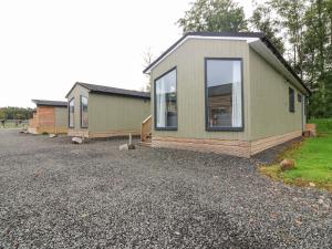 a row of modular homes on a gravel driveway at Lodge 19 - Isla Hideaway in Perth