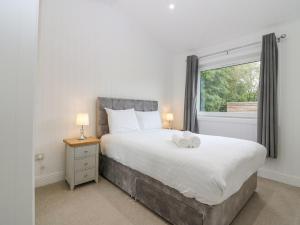 una camera con un grande letto e una finestra di Lodge 19 - Isla Hideaway a Perth