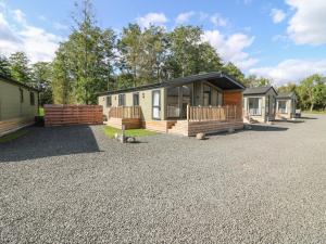 a row of mobile homes parked in a parking lot at Lodge 17 - Rannoch Family in Perth