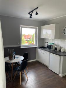 Kuchyňa alebo kuchynka v ubytovaní Apartament RESORT Chełmońskiego Śrem
