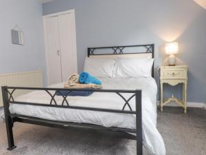 1 dormitorio con 1 cama con marco negro en Ewyn Y Mor en Beaumaris