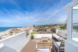 d'un balcon avec des chaises et une vue sur l'océan. dans l'établissement Azenhas do Mar Cliffs House, à Sintra
