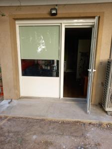 una puerta abierta de una casa con ventana en STUDIO AVEC TERRASSE DONNANT SUR UN PARC ABORE en Bourg-en-Bresse