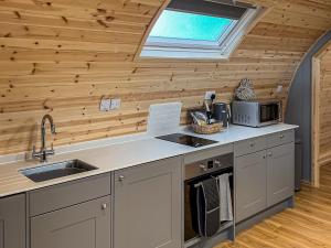 uma cozinha com um balcão com um lavatório e uma janela em Vale View - Uk43774 em South Barrow