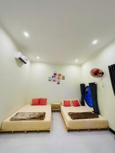 a room with two beds in a room at Villa Ngọc Châu Phan Thiết Chi nhánh 2 - 4 Phòng Ngủ, Có Bếp, Phòng Ăn, Phòng Khách, Miễn Phí Sân BBQ và Bãi Xe Ô Tô Rộng Rãi in Phan Thiet