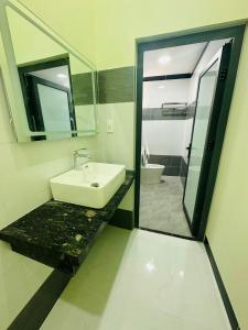 a bathroom with a sink and a mirror at Villa Ngọc Châu Phan Thiết Chi nhánh 2 - 4 Phòng Ngủ, Có Bếp, Phòng Ăn, Phòng Khách, Miễn Phí Sân BBQ và Bãi Xe Ô Tô Rộng Rãi in Phan Thiet