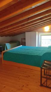 een bed in een kamer met een houten plafond bij Appartamento Cristol in Gargnano