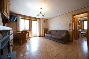 a living room with a couch and a table at Casa Guana in Livigno