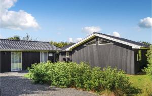 VestervigにあるAmazing Home In Vestervig With 3 Bedrooms, Sauna And Wifiの灰色の家