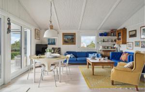 - un salon avec un canapé bleu et une table dans l'établissement 3 Bedroom Gorgeous Home In Assens, à Assens