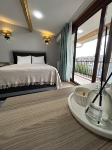 Un dormitorio con una cama y una ventana grande. en NarPera Taksim Boutique Hotel, en Estambul