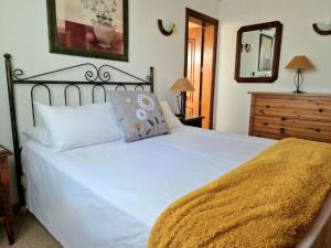- une chambre avec un lit blanc et une couverture dorée dans l'établissement Villa Lagarto heated pool aircon central Playa Blanca, à Playa Blanca