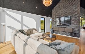 ein Wohnzimmer mit einem Sofa und einem Kamin in der Unterkunft Amazing Home In Hejls With House Sea View in Hejls