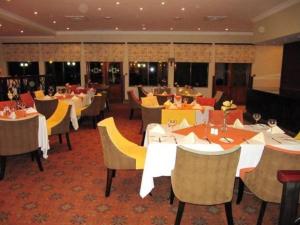 مطعم أو مكان آخر لتناول الطعام في Phakalane Golf Estate Hotel Resort