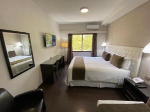 Postel nebo postele na pokoji v ubytování Hotel Alvear