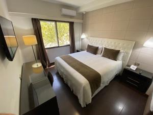 Postel nebo postele na pokoji v ubytování Hotel Alvear