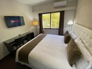 Postel nebo postele na pokoji v ubytování Hotel Alvear