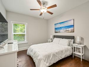 1 dormitorio con 1 cama y ventilador de techo en Timber and Tides en Crawfordville