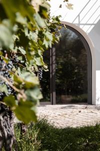 an archway with a building in the background at Kaiserau-Höfl in Bolzano