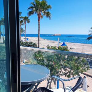 uma vista para a praia a partir de uma varanda em Alboran hotel em Carboneras