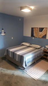 una camera con un grande letto di Dlux Suites Baia Formosa a Baía Formosa