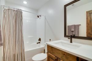 ein Badezimmer mit Waschbecken, Toilette und Dusche in der Unterkunft Brian Head Retreat with Deck, Shuttle to Ski Slopes! in Brian Head + 24 Fotos