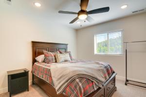 ein Schlafzimmer mit einem Bett mit Deckenventilator in der Unterkunft Brian Head Retreat with Deck, Shuttle to Ski Slopes! in Brian Head