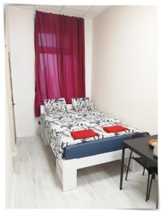a bed in a room with a red curtain at SouvenirAppart Sienkiewicza 42 in Bydgoszcz
