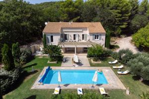 an aerial view of a villa with a swimming pool at Le mas sous les étoiles in Joucas