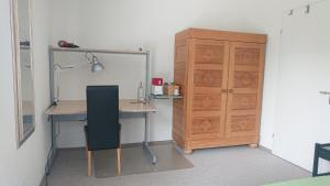 una oficina con escritorio, armario y silla en Privatzimmer 300m zur S-Bahn Jona, en Rapperswil-Jona 2 fotos más