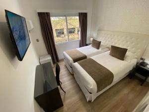 Postel nebo postele na pokoji v ubytování Hotel Alvear