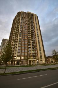 ベオグラードにあるThe View Belgrade Waterfrontの道路に面した高い建物