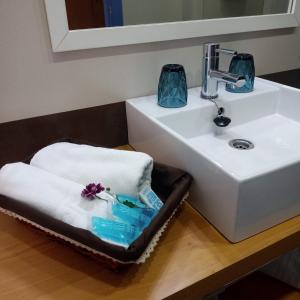baño con lavabo blanco y lavabo blanco en Alboran hotel, en Carboneras