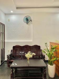 sala de estar con sofá marrón y mesa en Shine Riverside Homestay, en Hue