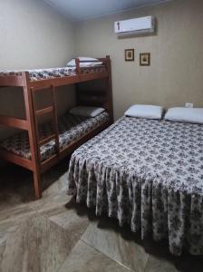 1 Schlafzimmer mit 2 Etagenbetten in einem Zimmer in der Unterkunft Recanto Primavera Ubatuba in Ubatuba